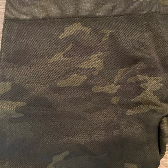 NWT SPANX Women's size Medium Green Camo "Look At Me Now" Leggings Gym Workout - Picture 5 of 5